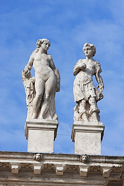 Statues atop the Palazzo Chiericati by architect Andrea Palladio, Vicenza, Italy