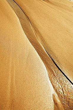 Hawaii, Oahu, Rippling patterns in the sand.