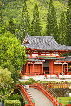 Hawaii, Oahu, Ahuimanu Valley, Valley of the Temples, Byodo-In Temple.