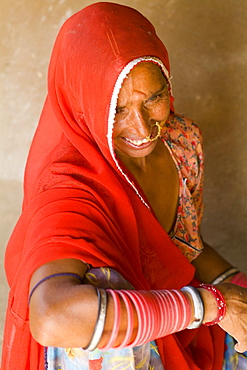 India, Rajasthan, Jodhpur, Great India Thar Desert, woman of the Bishnoi tribe.