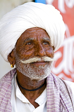 India, Rajasthan, near Ranthambore, old Hindu man with turban in small village of Charu.