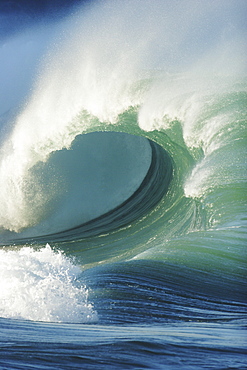 Hawaii, Oahu, North Shore, Waimea Bay, Wild and crashing shorebreak.