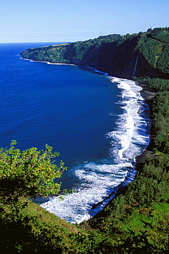 Hawaii, Big Island, Waipio Valley, black sand beach from Waimanua Valley Trail