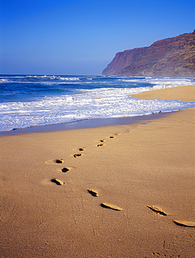 Hawaii, Kauai, Polihale Beach, footprints along shoreline.