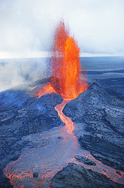 Hawaii, Big Island, Hawaii Volcanoes National Park, fountaining lava, Pu'u O'o vent with river, smoke 