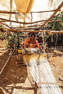 Konso man weaving cloth on his loom, Karat-Konso, Southern Nations Nationalities and Peoples' Region, Ethiopia