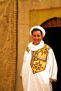 Berber man in Berber costume, Merzouga, Morocco, North Africa, Africa