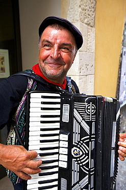 Street accordionist, Ortygia, Syracuse, Sicily, Italy, Europe