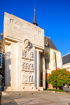 Rihour Palace and the Aux Lillois Victims of the Wars Monument, Rihour Square, Lille, Nord, France, Europe