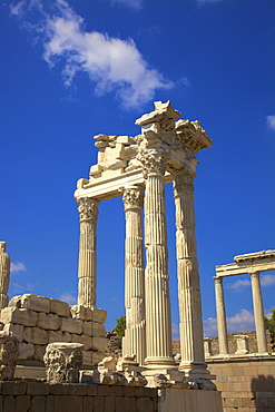 Temple of Trajan, Bergama (Pergamum), Anatolia, Turkey, Asia Minor, Eurasia