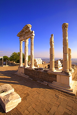 Temple of Trajan, Bergama (Pergamum), Anatolia, Turkey, Asia Minor, Eurasia