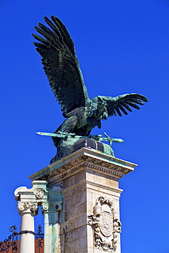 Statue of Turul Bird, Buda Castle, UNESCO World Heritage Site, Budapest, Hungary, Europe 