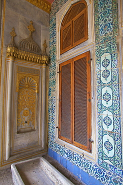 Courtyard of the Queen Mother, Topkapi Harem, Topkapi Palace, UNESCO World Heritage Site, Istanbul, Turkey, Europe