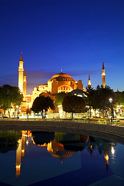 Hagia Sophia (Aya Sofya Mosque) (The Church of Holy Wisdom) at sunrise, UNESCO World Heritage Site, Istanbul, Turkey, Europe 