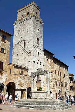 Well, Town Square and towers, San Gimignano, UNESCO World Heritage Site, Tuscany, Italy, Europe