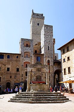 Well, Town Square and Towers, San Gimignano, UNESCO World Heritage Site, Tuscany, Italy, Europe