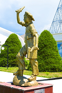 Gavroche statue, Ruh Ordo Cultural complex named after Kyrgyz writer Chinghiz Aitmatov, Issyk Kul Lake, Cholpon-Ata, Kyrgyzstan, Central Asia, Asia