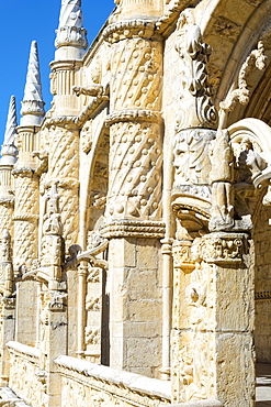 Sculpture, Courtyard of the two-storied cloister, Mosteiro dos Jeronimos (Monastery of the Hieronymites), UNESCO World Heritage Site, Belem, Lisbon, Portugal, Europe