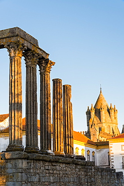 Roman temple of Diana in front of the Santa Maria Cathedral, UNESCO World Heritage Site, Evora, Alentejo, Portugal, Europe