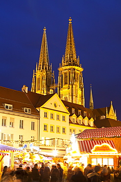 Christmas Market in Neupfarrplatz with the Cathedral of Saint Peter in the Background, Regensburg, Bavaria, Germany, Europe