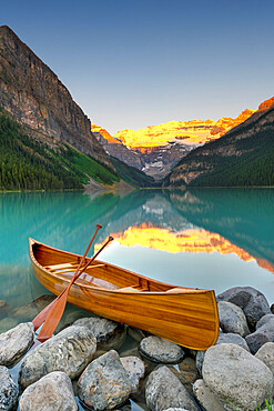 Cedar-Strip Canoe at Lake Louise, Banff National Park, UNESCO World Heritage Site, Alberta, Canadian Rockies, Canada, North America