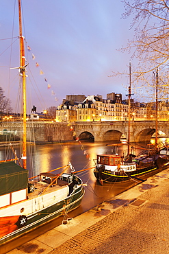 Ships on River Seine and Pont Neuf Bridge, Paris, Ile de France, France, Europe