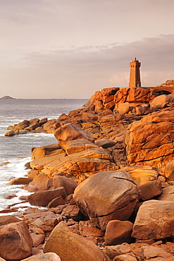 Lighthouse of Meen Ruz, Ploumanach, Cote de Granit Rose, Cotes d'Armor, Brittany, France, Europe 