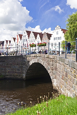 View from a canal (Mittelburggraben) to the market square, Friedrichstadt, Nordfriesland, Schleswig Holstein, Germany, Europe 