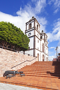 Sculpture of pigs, Iglesia de la Candelaria church at the Plaza Candelaria, Ingenio, Gran Canaria, Canary Islands, Spain, Europe 