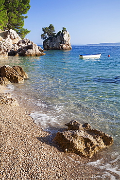 Rock and rowing boat, near Brela, Makarska Riviera, Dalmata, Croatia, Europe 