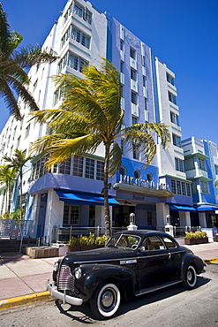 Old Buick Eight Classic sedan and gangster dummy driver at Park Central Hotel, Ocean Drive South Beach Miami USA