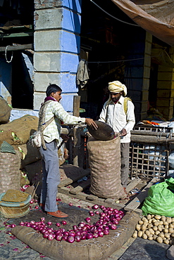 Old Delhi, Daryagang fruit and vegetable market with red onions and potatoes on sale, India