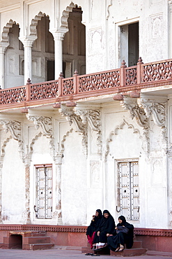 Muslim family group at Khas Mahal Palace built 17th Century by Mughal Shah Jehan for his daughters inside Agra Fort, India