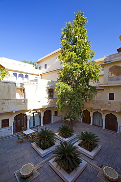 Samode Haveli luxury hotel, former merchant's house, inner courtyard in Jaipur, Rajasthan, Northern India