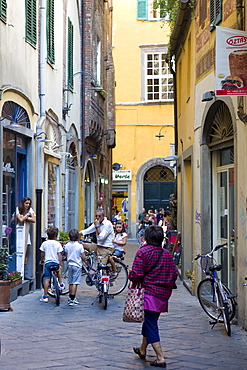 Shoppers and tourists in Via Fillungo, Lucca, Italy