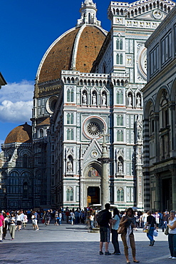 Tourists by Il Duomo di Firenze, Cathedral of Florence, and the Baptistry in Piazza di San Giovanni, Tuscany, Italy