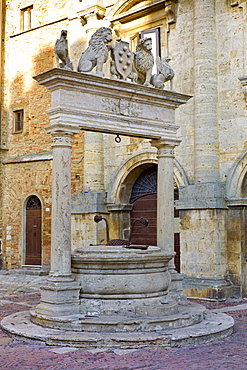 Well of griffins and lions, 16th Century, by Palazzo del Capitano del Popolo, in Piazza Grande in Montepulciano, Tuscany, Italy