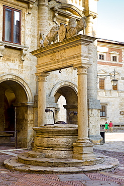 Well of griffins and lions, 16th Century, by Palazzo del Capitano del Popolo, in Piazza Grande in Montepulciano, Tuscany, Italy