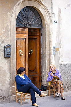 Local women sitting out in Piazza Cavovr in Montalcino, Val D'Orcia,Tuscany, Italy