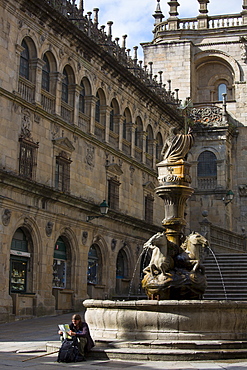 Pilgrim on St James pilgrimage by Dos Cavalos horse fountain Praza das Praterias, Santiago de Compostela, Galicia, Spain