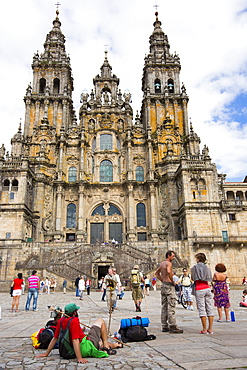 Pilgrims and tourists in Praza da Obradoiro by Baroque style cathedral, Catedral de Santiago de Compostela, Galicia, Spain