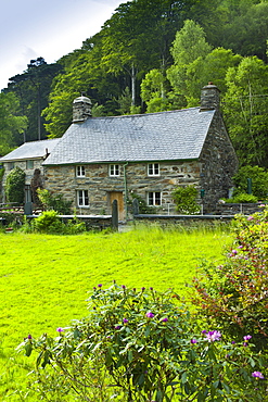 Typical Welsh stone cottage with Welsh slate roofs in Snowdonia, Gwynedd, Wales