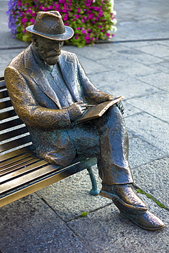 Bronze statue of Catalan architect Antoni Gaudi by Sculptor J. Luis Fernandez at Casa Botines in Leon, Castilla y Leon, Spain, Europe