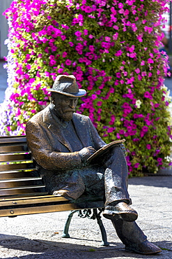 Bronze statue of architect Antoni Gaudi by Sculptor J. Luis Fernandez at Casa Botines in Leon, Castilla y Leon, Spain, Europe