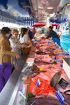 French women shopping for fresh wet fish in artisan food market at Morannes, Maine-et-Loire, France, Europe