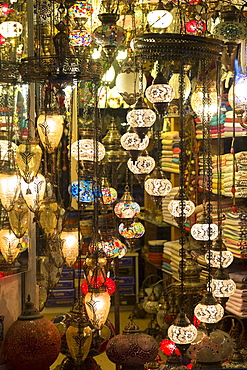 Traditional Turkish lamps in lighting and gift shop in Kucukayasofya Caddesi, Sultanahmet area of Istanbul, Turkey, Europe