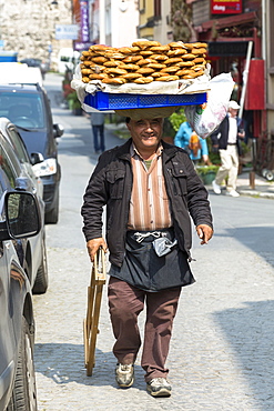 Typical Simitci Turkish man selling simit, Turkish sesame bread rings, in streets of Istanbul, Turkey, Europe