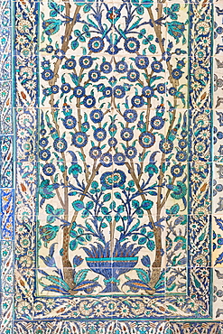 Kutahya and Iznik ceramic 17th century tiles at Topkapi Palace (Topkapi Sarayi), UNESCO World Heritage Site, part of Ottoman Empire, Istanbul, Turkey, Europe, Eurasia