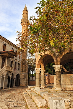 Hippocrates Plane Tree, fountain and mosque, Plateia Platanou, cobblestone square in autumn, Kos Town, Kos, Dodecanese, Greek Islands, Greece, Europe