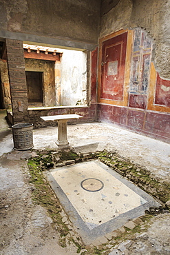 Impluvium, with table and drum, House of (Casa di) Fabius Amandius, Roman Pompeii, UNESCO World Heritage Site, Campania, Italy, Europe